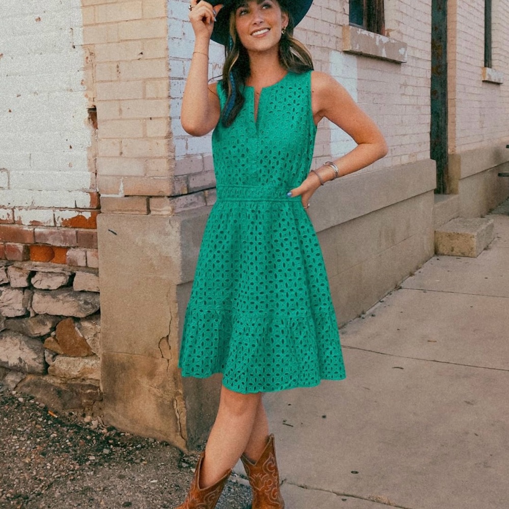 Women’s Sleeveless Green Eyelet Midi Dress size Medium